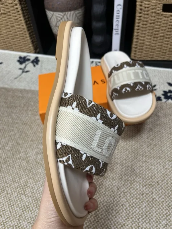 P320💰[New model] Long-term availability, 2025 new model, couple model [LOUlS VUlTTON] comes with drawer box, bag, card, invoice "Louis Vuitton ~ unique modern sandals. 》LV counter purchasing 🏃Men's and women's casual slippers, sold at the same time at the counter, the original old flower material upper is soft and comfortable, (refuses to discolor and rub the feet) sole: original factory special combination original sole, code number: 35--46 4 multiple colors 🉑️ to choose from